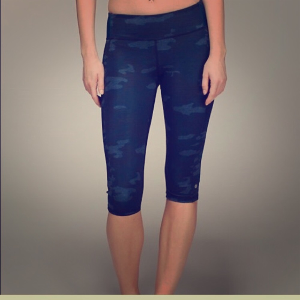 Lululemon camo clip in crop *rare*
